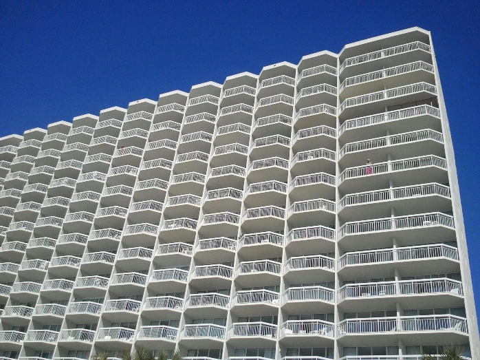 Contrôle de conformité : bâtiment mixte avec plus de 10 appartements et sans parcelle extérieure